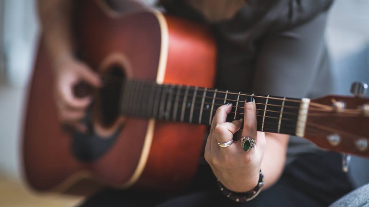 Derecho prototipo vida Aprende a tocar la guitarra. 10 consejos para hacerlo. | Musicopolix