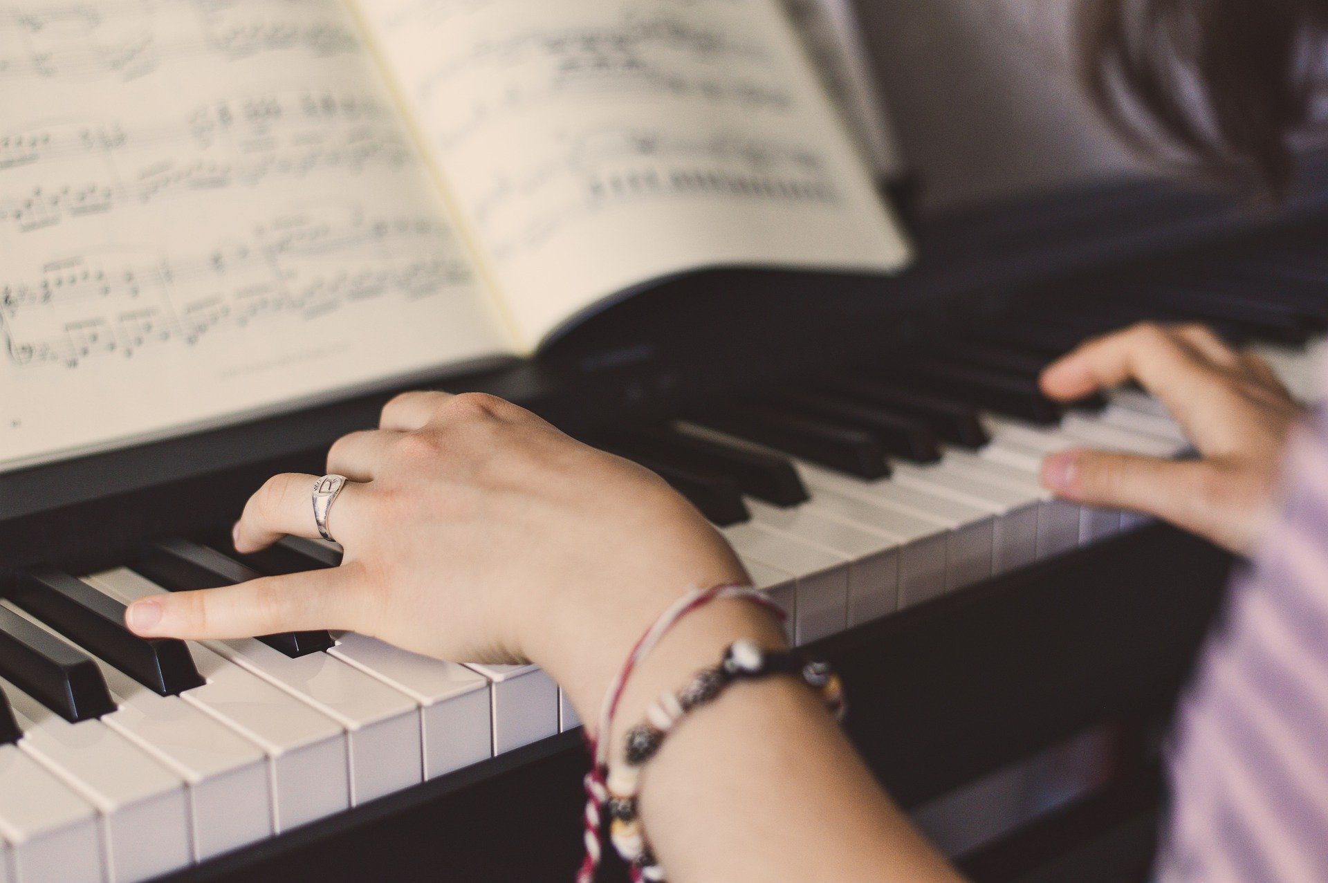 parilla Ciro estrecho Cómo elegir un piano para principiantes? Musicopolix tiene las claves |  Musicopolix