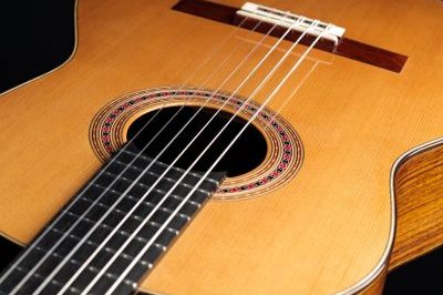 qué es más fácil guitarra española o acústica portada